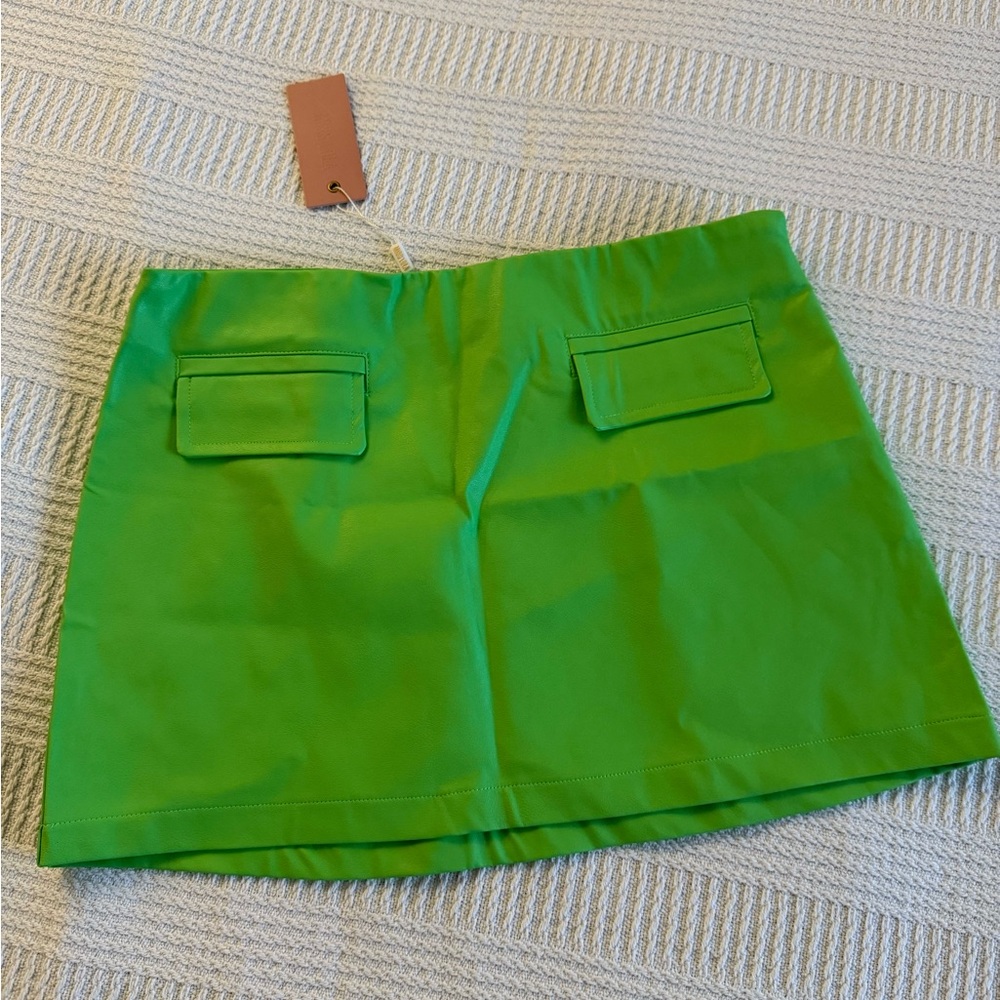 Vibrant Green Mini Skirt. Faux leather. Size M.